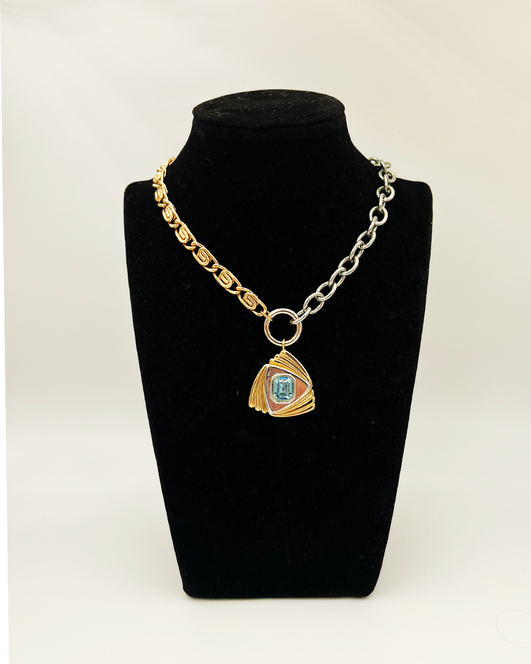 COLLIER_BLUE TRIANGLE